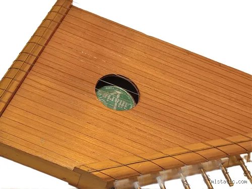 ¿Cómo se llama la guitarra de 15 cuerdas?