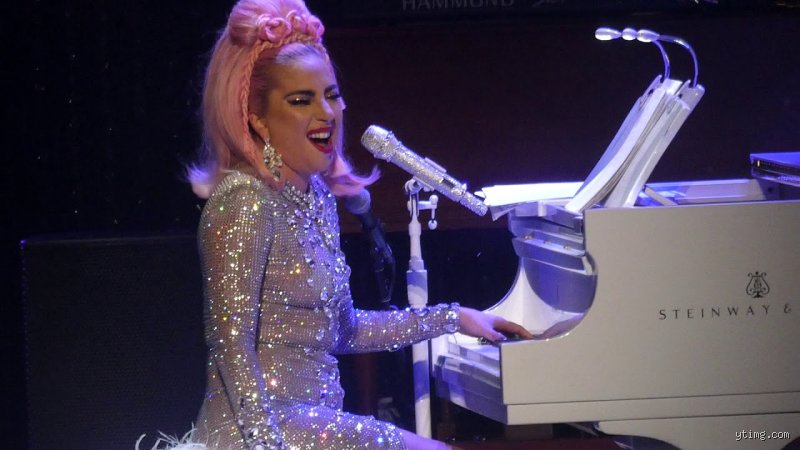 ¿Lady Gaga realmente toca el piano o todo es un montaje de escenario?
