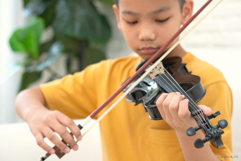 ¿Tienen las personas que tocan instrumentos musicales un coeficiente intelectual más alto o es solo un mito cultural alimentado por el cine?