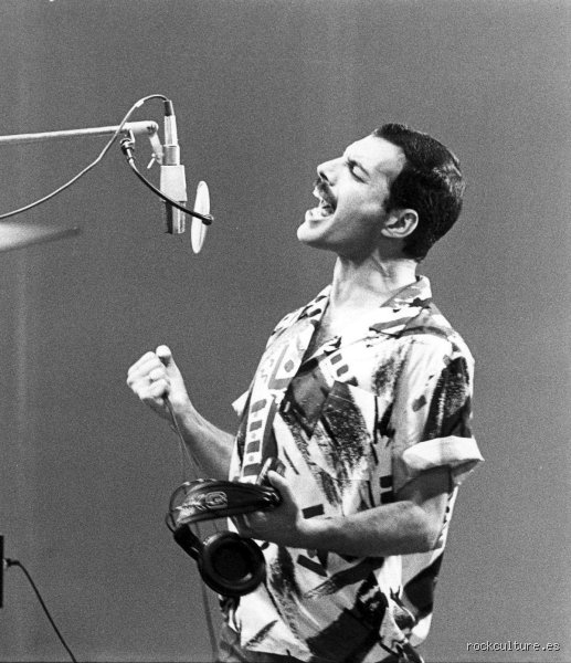 La verdadera historia detrás de la pregunta sobre qué instrumento toca Freddie Mercury