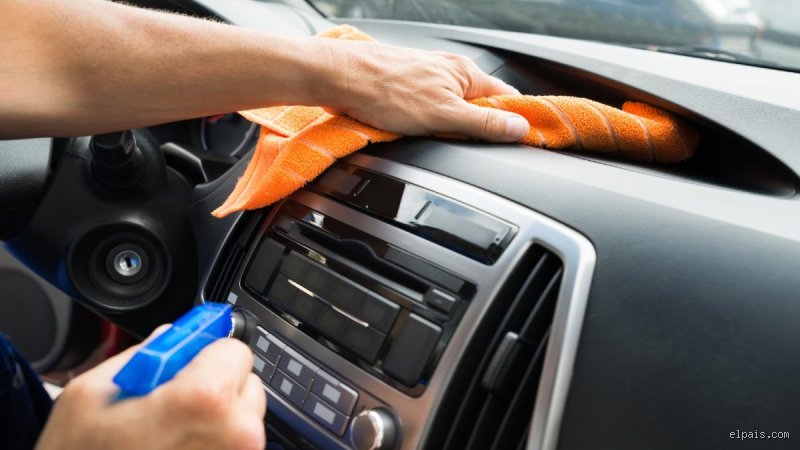 ¿Cuál es la mejor solución casera para limpiar el interior de un coche?