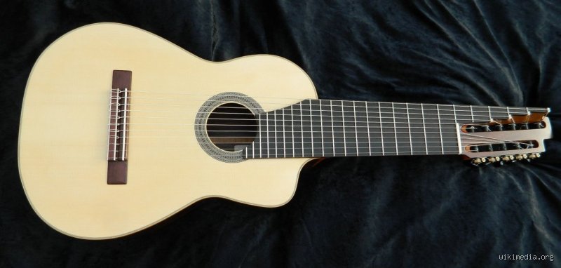 ¿Cómo se llama la guitarra de 13 cuerdas y por qué desafía las normas de la música moderna?