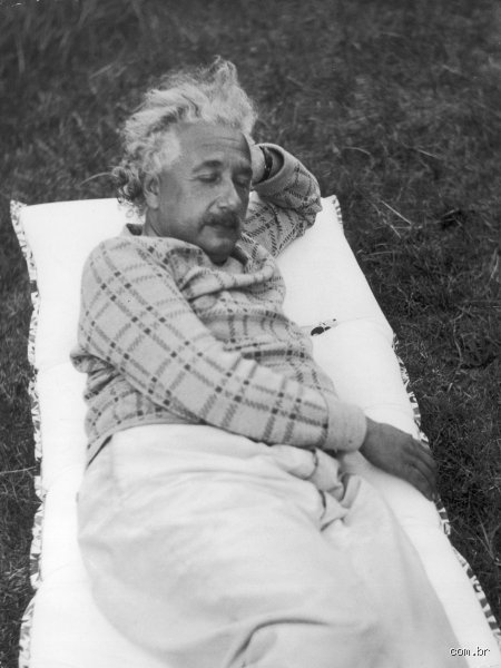 ¿Einstein dormía dos horas al día? El desmitificado secreto del descanso del genio frente a la ciencia del sueño moderno