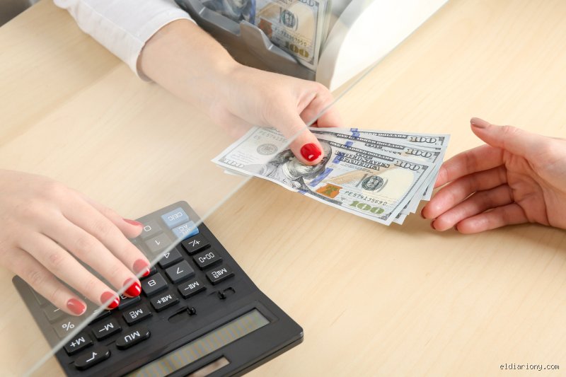 ¿Puedo depositar 5000 en efectivo en un banco?