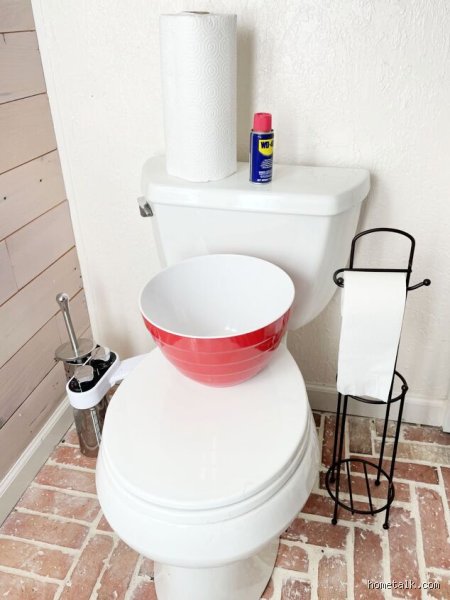 ¿Es seguro rociar WD-40 en el inodoro para eliminar manchas y prevenir obstrucciones?