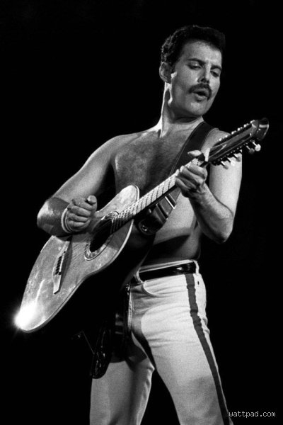 ¿Freddie Mercury tocaba algún instrumento?