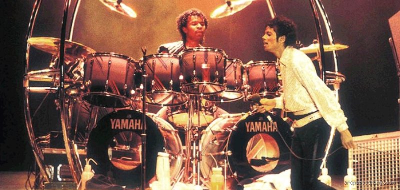 ¿Puede Michael Jackson tocar la batería?