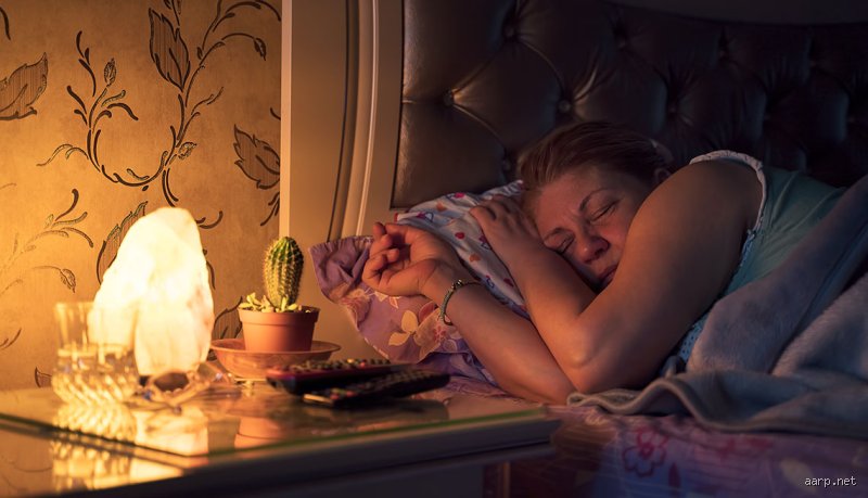 ¿Es mejor dormir a oscuras o con luces LED?