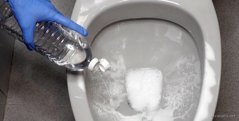 ¿Cómo destapar un inodoro tapado por popo?