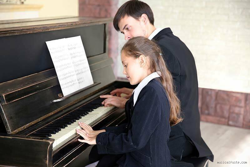 ¿Cuánto puede tardar una persona en aprender a tocar piano? La guía definitiva sobre tiempos, mitos y realidades musicales