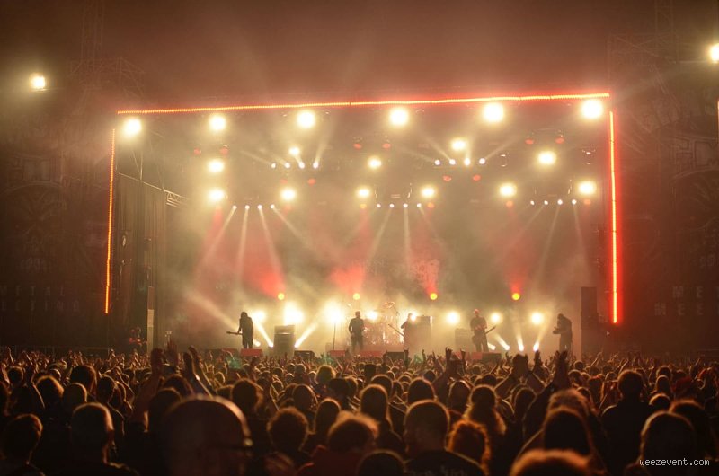 ¿Cuánto suele durar un concierto en un festival? Guía real sobre tiempos, horarios y la letra pequeña del escenario