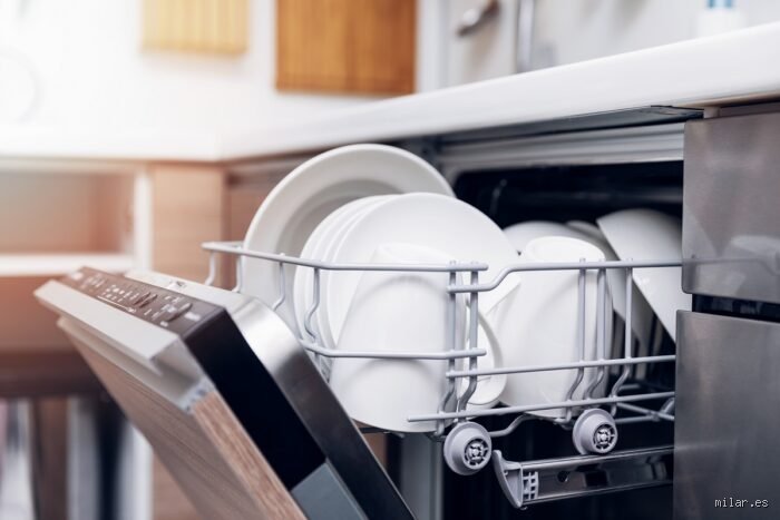 ¿Cuántos dB tiene un lavavajillas y por qué ese ruido nocturno está arruinando el confort de tu cocina moderna?