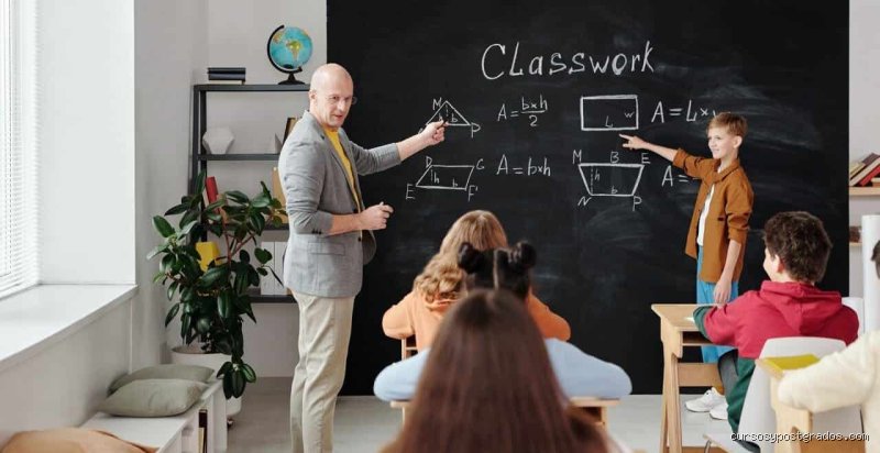 ¿Se puede ser profesor sin máster? Guía definitiva sobre los resquicios legales y la cruda realidad del sistema educativo