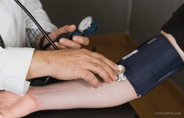 ¿Debo ir a urgencias si mi presión arterial es de 150/100?