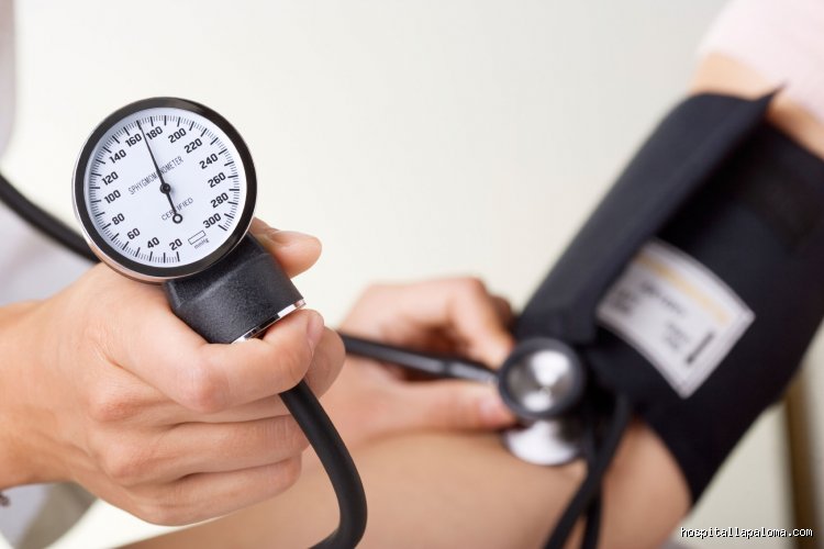 ¿Debo ir a urgencias si mi presión arterial supera los 200?