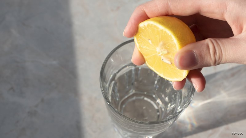 ¿El agua con limón baja la presión arterial?