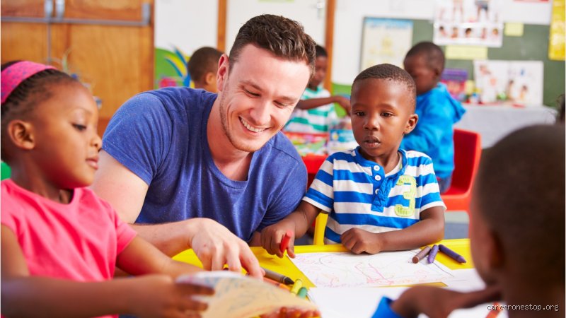 ¿Cómo se llaman los educadores de niños?