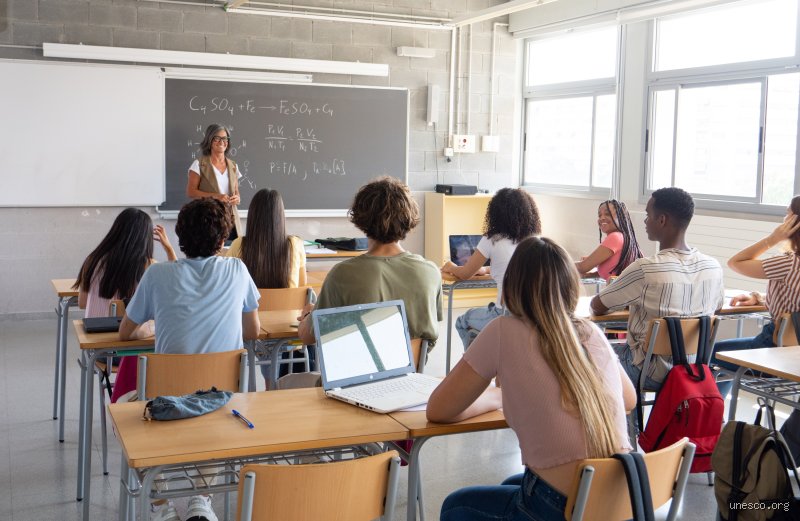 ¿Cuál es la principal causa de la escasez de profesores?