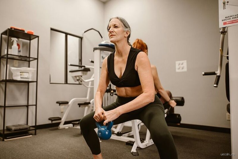 ¿Caminar es bueno para mayores de 60 años pero el entrenamiento de fuerza es mejor?