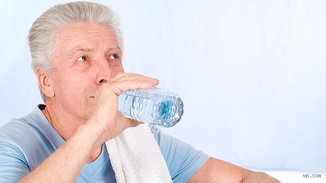 ¿Cuánta agua debe beber al día una persona con Parkinson?