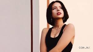 ¿Ángela Aguilar Cuántos idiomas habla?
