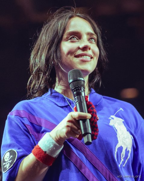 ¿Billie Eilish mide 1,60 m o 1,63 m?