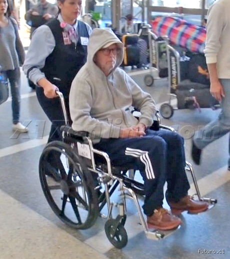 ¿Está Eric Clapton actualmente en silla de ruedas?