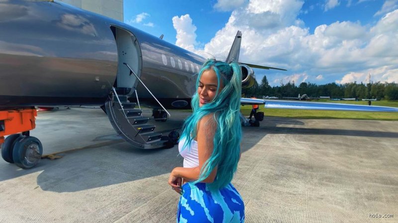 ¿Karol G tiene avión privado?