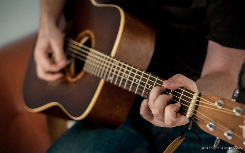 ¿Cómo se dice "yo puedo tocar guitarra"?