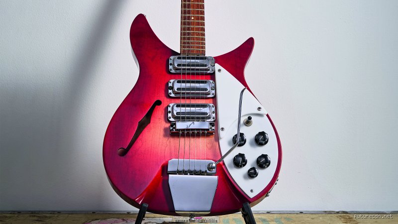 ¿Dónde compró John Lennon su primera Rickenbacker?
