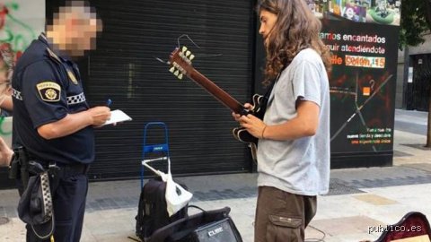 ¿Es ilegal tocar la guitarra en la calle?