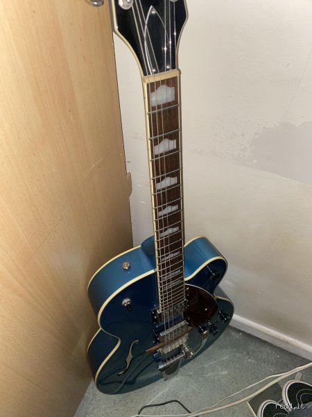 ¿Es mejor una guitarra semihueca que una hueca?