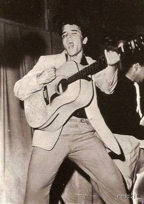 ¿Se consideraba a Elvis un buen guitarrista?