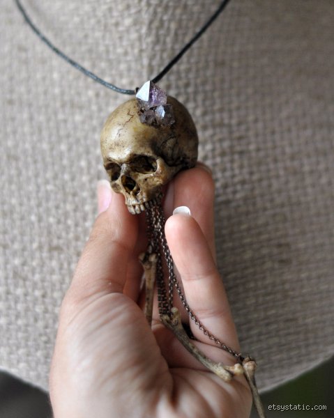 ¿Es legal fabricar joyas con huesos humanos?