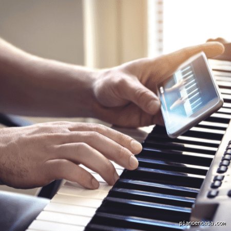 ¿Es posible aprender a tocar el piano solo?