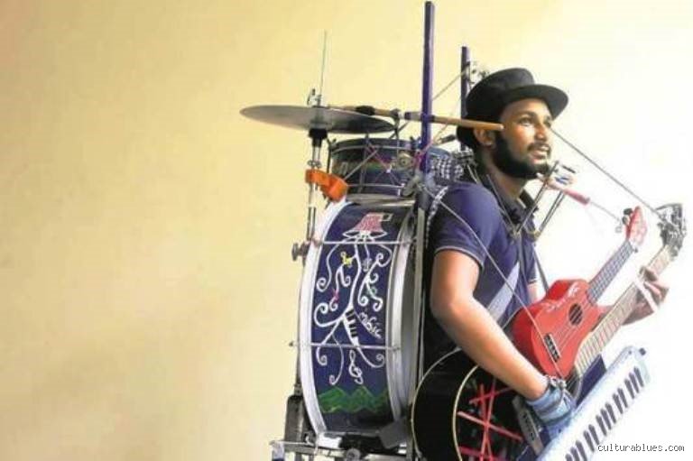 ¿Cómo se llama el músico que toca todos los instrumentos?