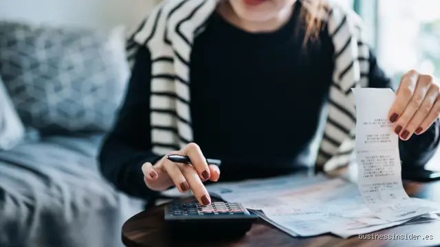 ¿Cuánto paga un autónomo que gana 2.000 euros al mes?