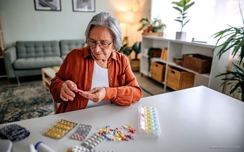 ¿Cuál es el problema de medicación más común en las personas mayores?