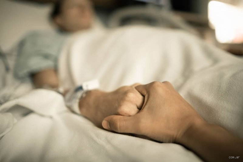 ¿Debes guardar silencio cerca de una persona moribunda?