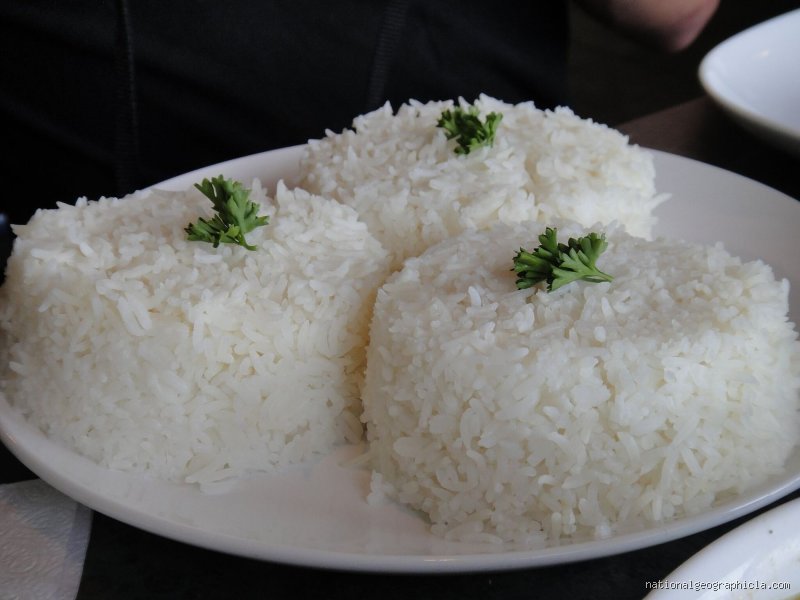 ¿Cuál es la forma correcta de comer arroz?