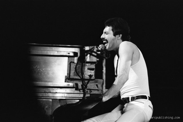 ¿Freddie Mercury toca el piano?