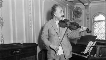¿Sabe Einstein tocar el piano?