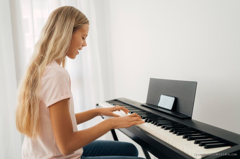 ¿Se puede aprender a tocar el piano por cuenta propia con un teclado?