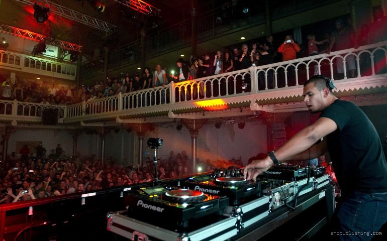 ¿Cuántos decibelios produce una discoteca?