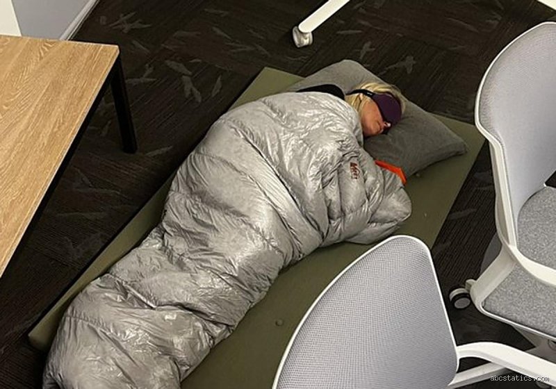 ¿Dónde duerme Elon Musk todas las noches?