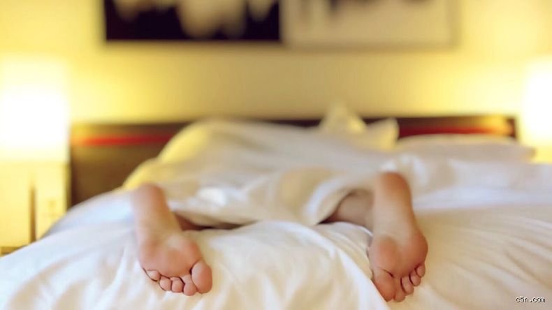 ¿Es mejor dormir dos horas o simplemente permanecer despierto?