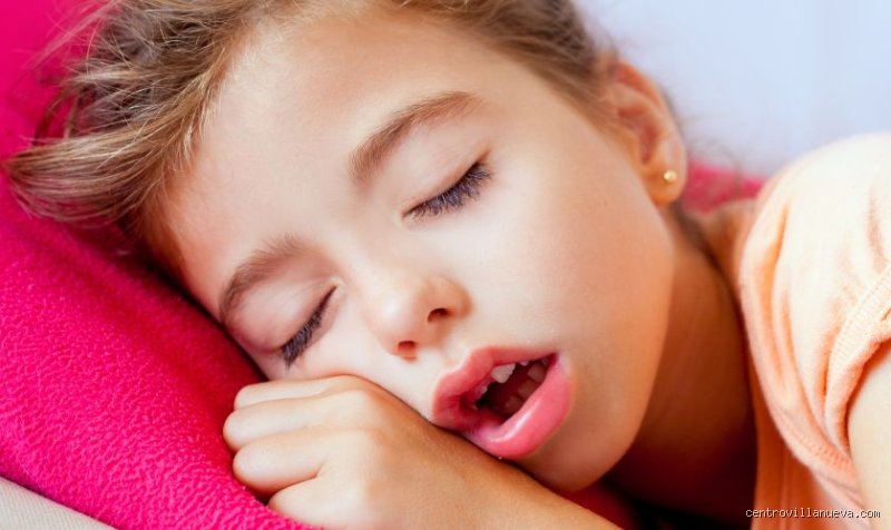 ¿Se supone que debes respirar por la nariz o por la boca al dormir?