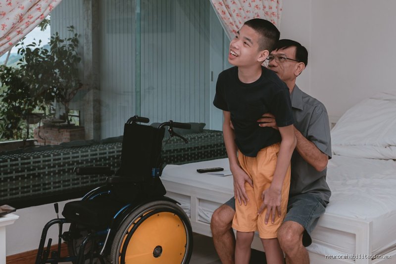 ¿Cómo debe ser la rehabilitación de las personas con daño cerebral?