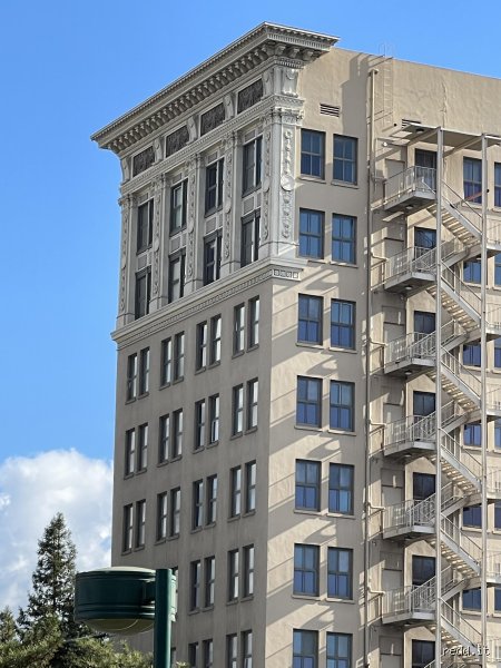 ¿Cómo se le dice a la parte de arriba de un edificio?