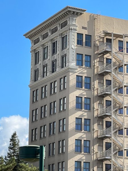 ¿Cómo se llama la parte superior de un edificio?